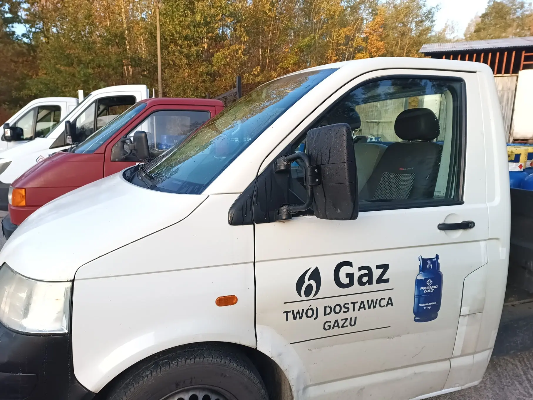 Samochód dostawczy firmy PremioGaz.