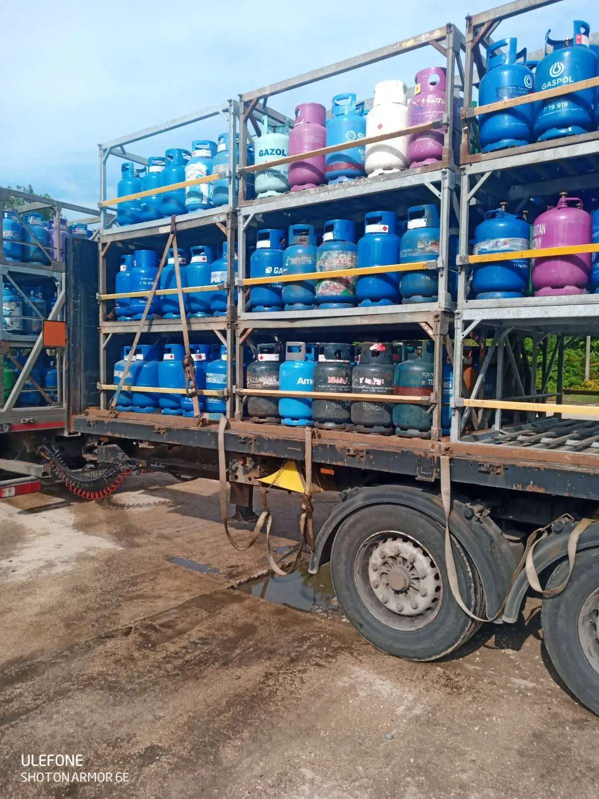 Magazyn firmy PremioGaz wypełniony w pełni butlami z gazem.