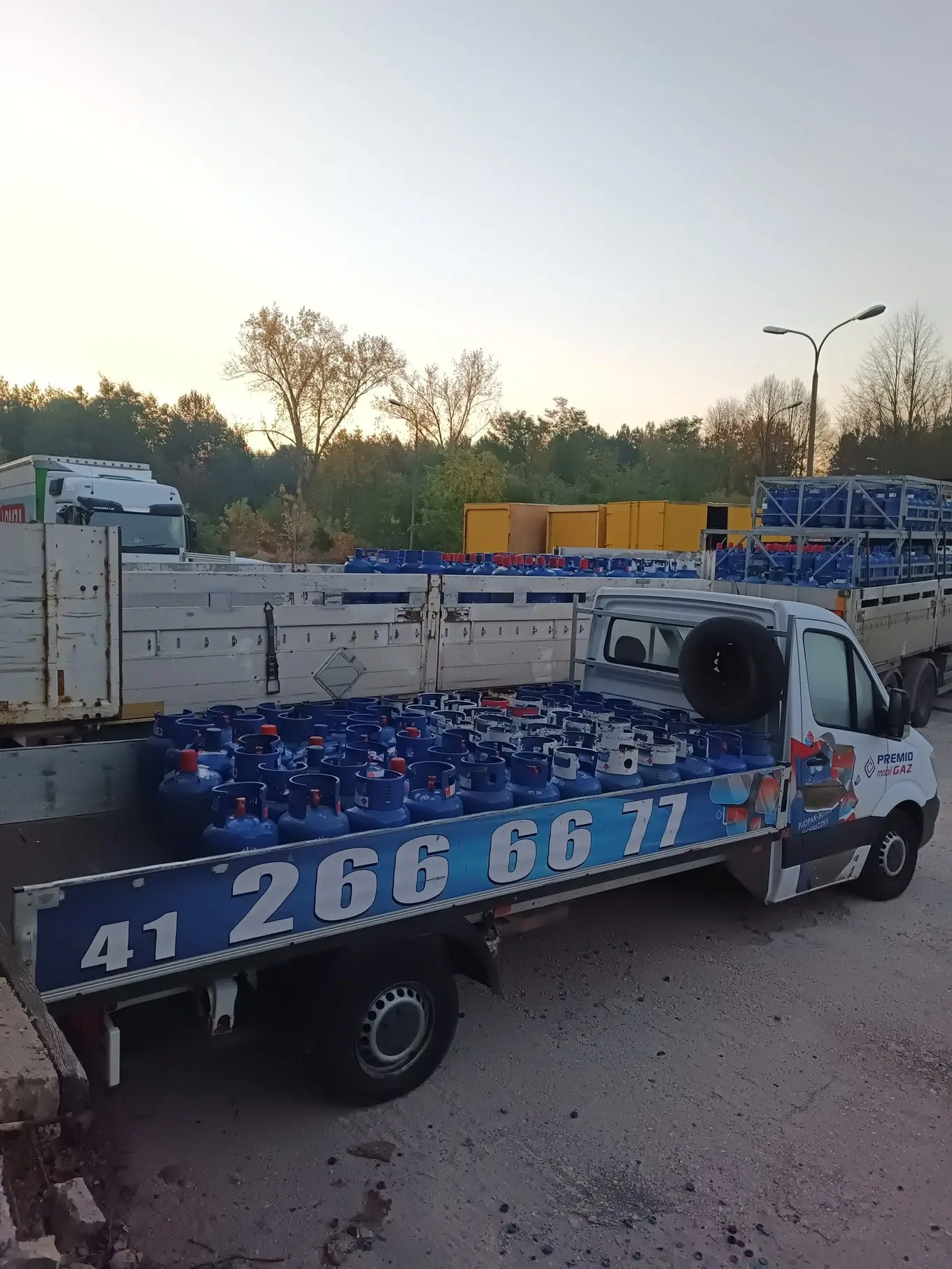 Samochód dostawczy w pełni załadowany butlami z gazem.