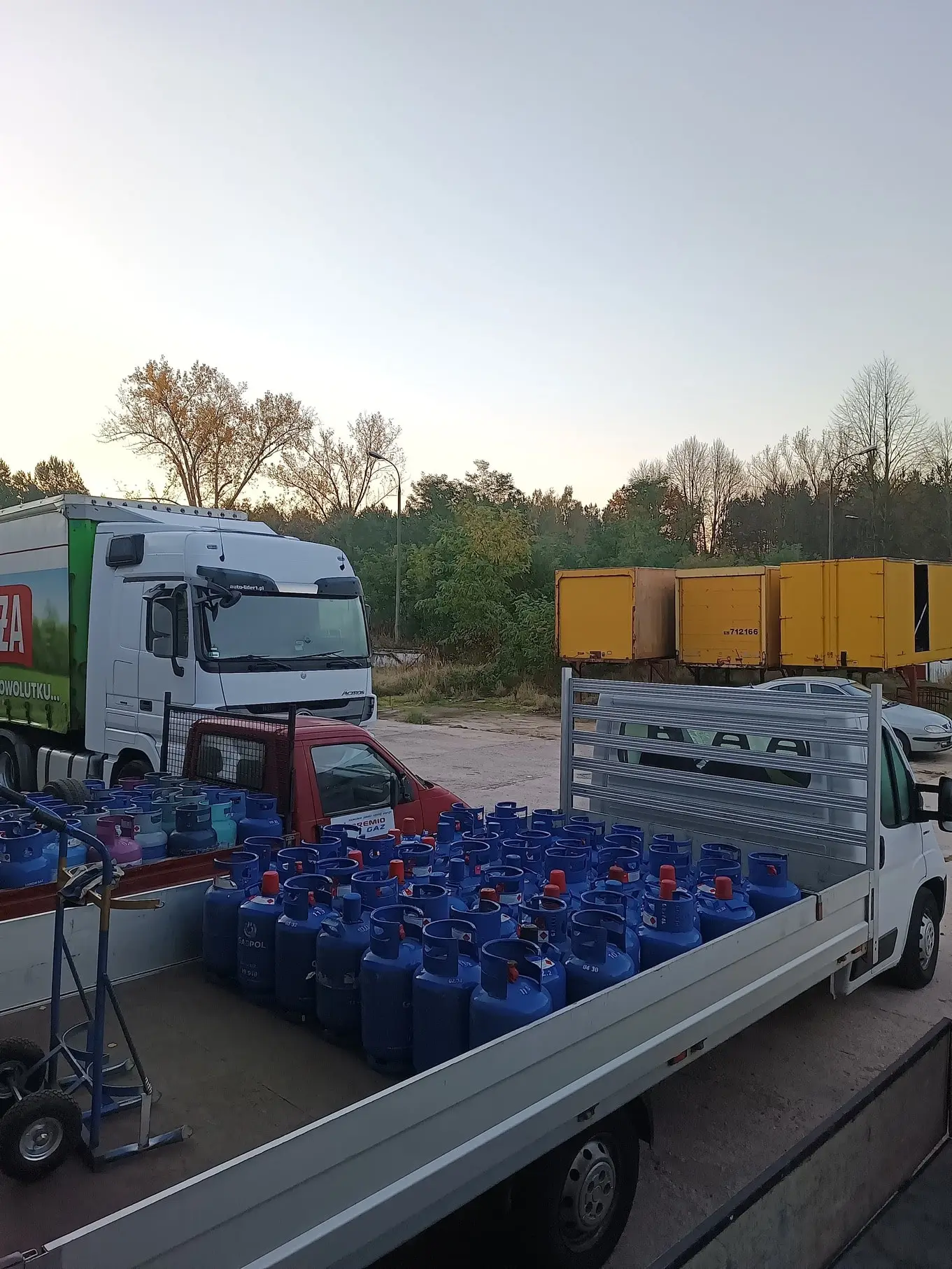 Samochód dostawczy w pełni załadowany butlami z gazem.