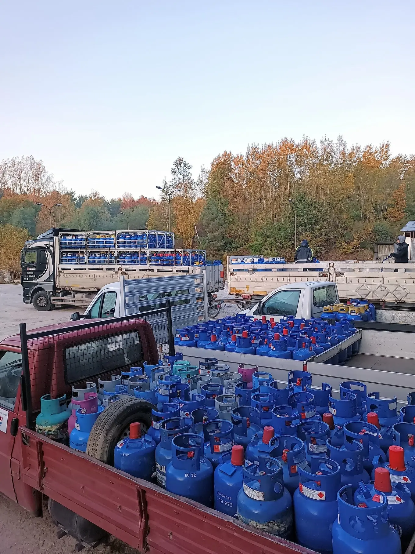 Dwa samochody dostawcze w pełni załadowany butlami z gazem.